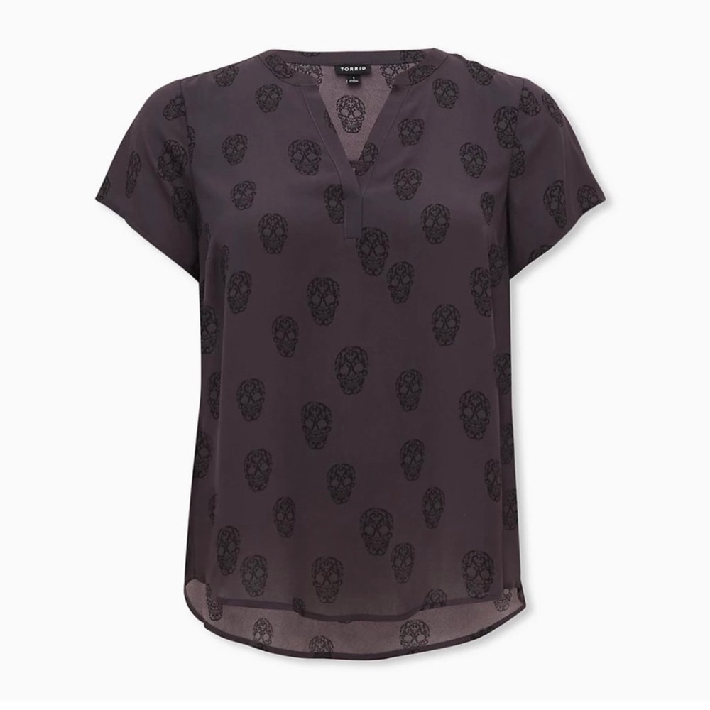 Skull 💀 blouse NWT from torrid. High low. Six 3x 22-24